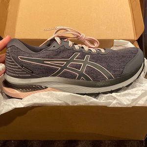 Womens 8.5 gel-cumulus shoes